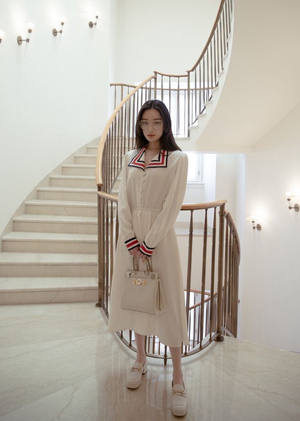 倪妮親授「大長腿」拍照技巧！站姿、坐姿這樣拍不死板，腿還長到不行啊！
