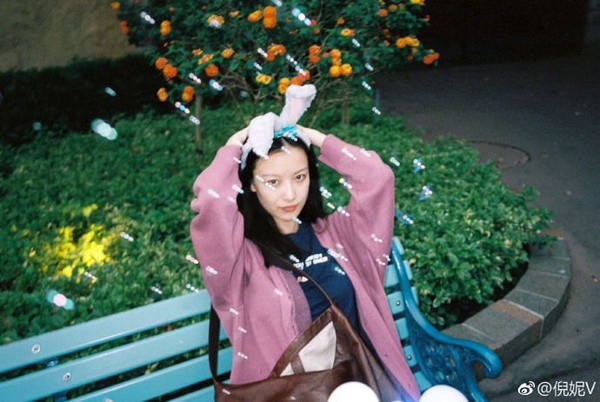 倪妮親授「大長腿」拍照技巧！站姿、坐姿這樣拍不死板，腿還長到不行啊！