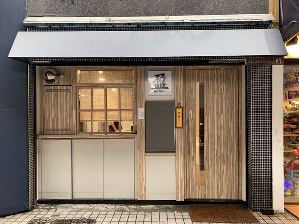 台北最紅的咖哩小店在這!「盈 豚骨カレー咖哩」拉麵與咖哩的完美結合，濃郁風味必嚐!