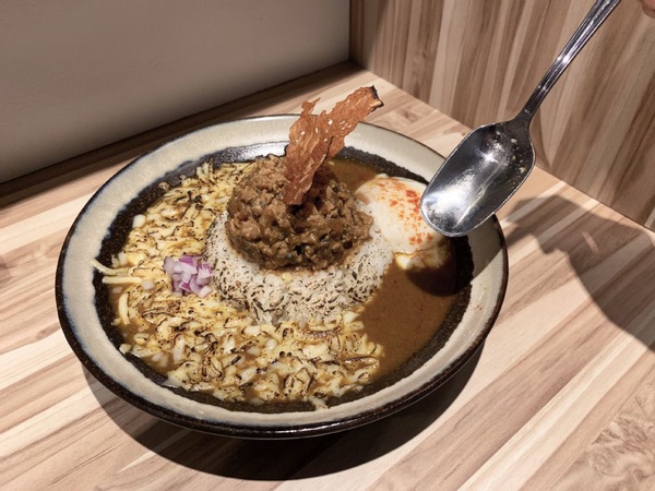 台北最紅的咖哩小店在這!「盈 豚骨カレー咖哩」拉麵與咖哩的完美結合，濃郁風味必嚐!