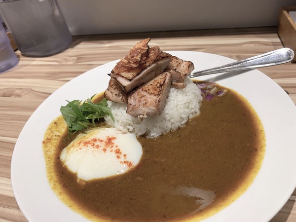 台北最紅的咖哩小店在這!「盈 豚骨カレー咖哩」拉麵與咖哩的完美結合，濃郁風味必嚐!
