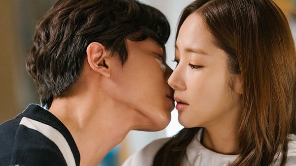 《她的私生活》9、10集124秒三段式成人版Kiss！金材昱超會撩，吃醋、呆萌樣又可愛得過分