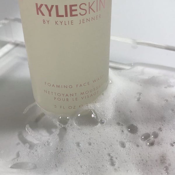 Kylie Skin by Kylie Jenner即將上市！搶攻平價保養品市場，夢幻粉色包裝讓人想全套收藏！