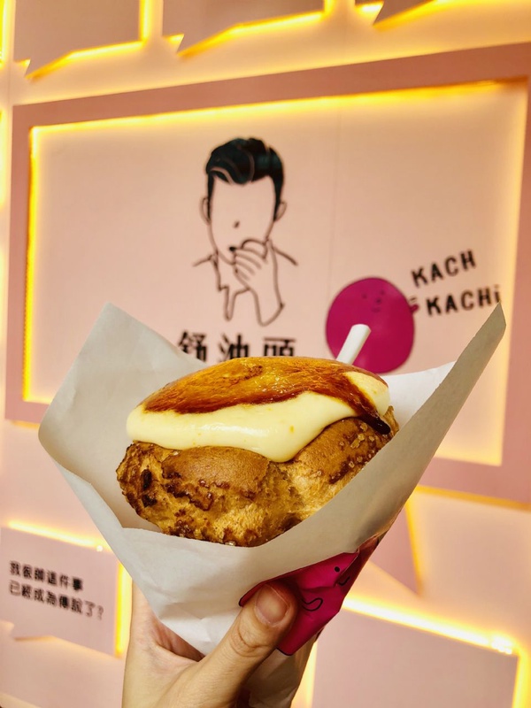 舒油頭 X KACHI炙燒焦糖泡芙聯名快閃，炙燒焦糖泡芙香氣十足、甜而不膩把握快閃別錯過！