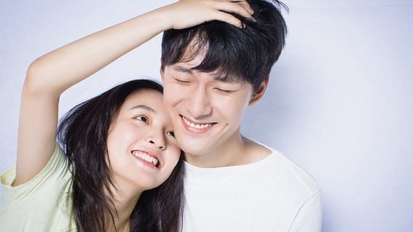 《我只喜歡你》言默、喬一還合作過這部戲！張雨劍小單眼好圈粉，和宋茜新劇變冷面笑匠