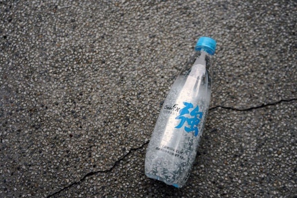 Cheers新品「EX強氣泡水」！一口喝下，便感受超濃厚的氣泡感～強烈建議開瓶前先淨空桌面！