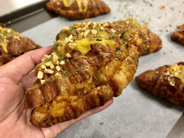 八月堂限店販售「泰式起司香辣醬」可頌獨家上市，還有「覆盆子奶酪」可頌期間限定限量開賣！