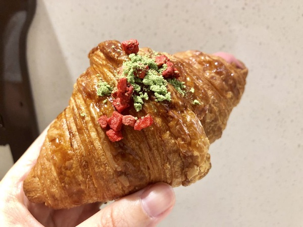 八月堂限店販售「泰式起司香辣醬」可頌獨家上市，還有「覆盆子奶酪」可頌期間限定限量開賣！