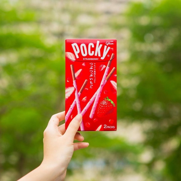 日本全新「Pocky草莓果肉巧克力棒」出現在全聯！微酸的草莓果粒配上巧克力餅乾，酸甜滋味讓人超上癮～