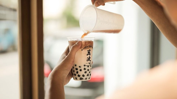 IG超熱門「萬波」推新品「紅豆粉粿鮮乳」超有復古味！今夏必喝飲品絕對要來一杯！