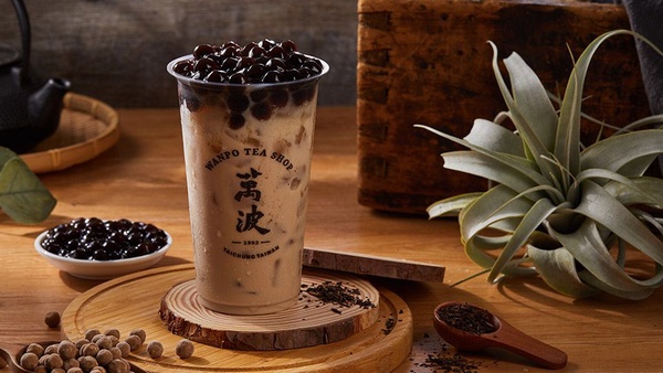 IG超熱門「萬波」推新品「紅豆粉粿鮮乳」超有復古味！今夏必喝飲品絕對要來一杯！