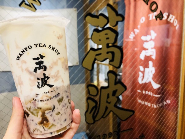 IG超熱門「萬波」推新品「紅豆粉粿鮮乳」超有復古味！今夏必喝飲品絕對要來一杯！