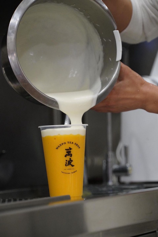 IG超熱門「萬波」推新品「紅豆粉粿鮮乳」超有復古味！今夏必喝飲品絕對要來一杯！