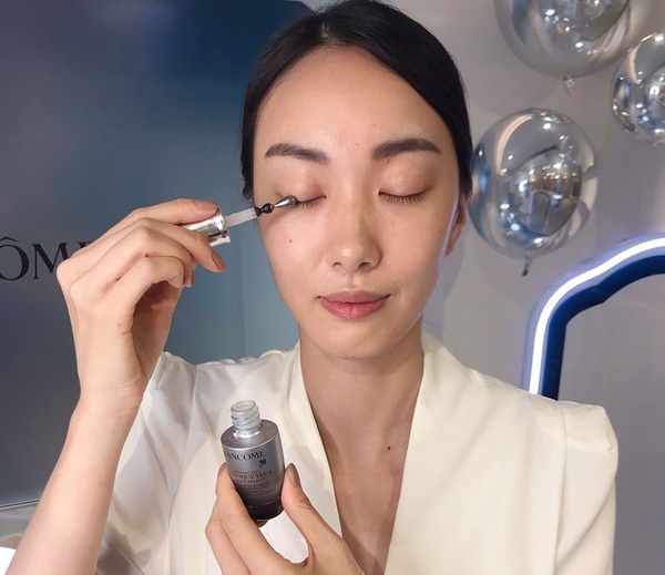 蘭蔻肌因亮眼精粹大升級！按摩「愛心步驟」黑眼圈消失、眼袋淡化，睫毛也變濃密