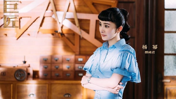 楊冪《築夢情緣》12套民國風造型！嫵媚旗袍、帥氣西裝，百變造型像在走時裝秀
