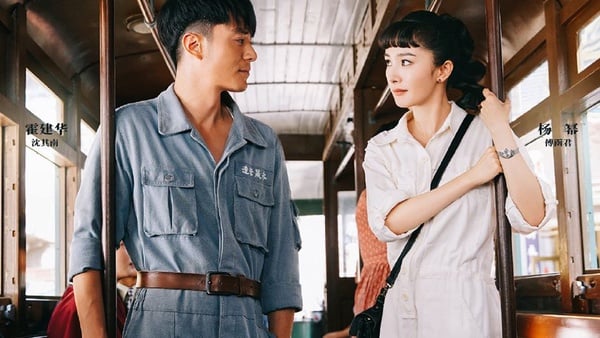 楊冪《築夢情緣》12套民國風造型！嫵媚旗袍、帥氣西裝，百變造型像在走時裝秀