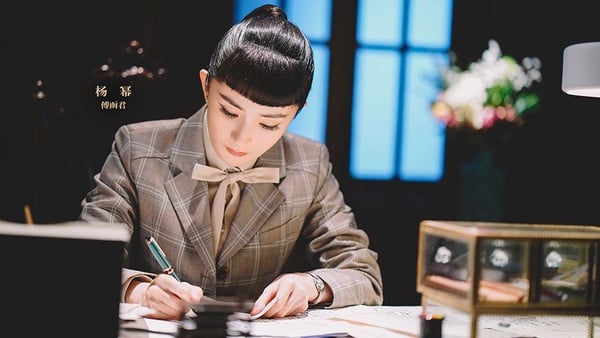 楊冪《築夢情緣》12套民國風造型！嫵媚旗袍、帥氣西裝，百變造型像在走時裝秀