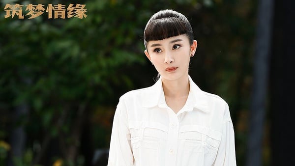 楊冪《築夢情緣》12套民國風造型！嫵媚旗袍、帥氣西裝，百變造型像在走時裝秀