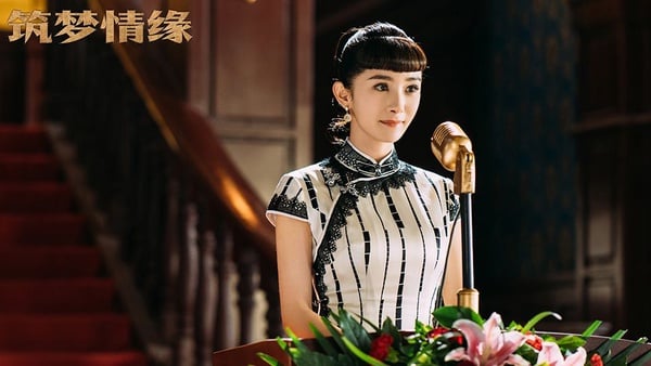 楊冪《築夢情緣》12套民國風造型！嫵媚旗袍、帥氣西裝，百變造型像在走時裝秀