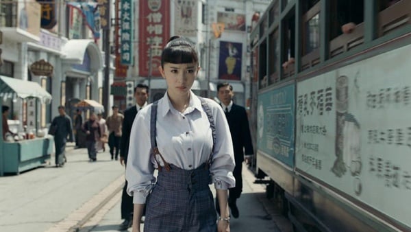 楊冪《築夢情緣》12套民國風造型！嫵媚旗袍、帥氣西裝，百變造型像在走時裝秀