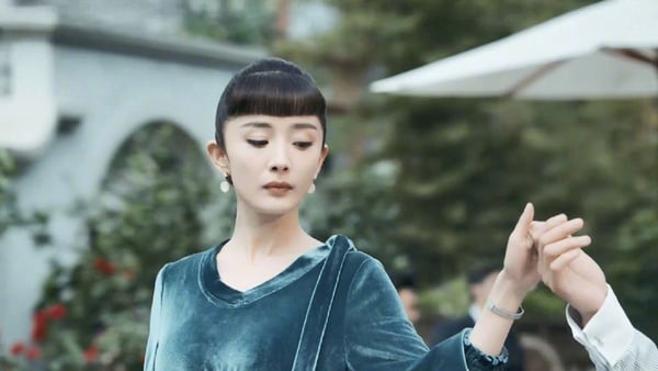 楊冪《築夢情緣》12套民國風造型！嫵媚旗袍、帥氣西裝，百變造型像在走時裝秀