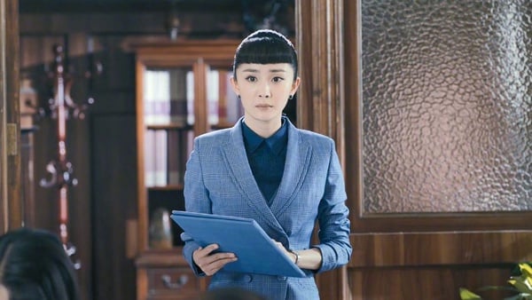 楊冪《築夢情緣》12套民國風造型！嫵媚旗袍、帥氣西裝，百變造型像在走時裝秀