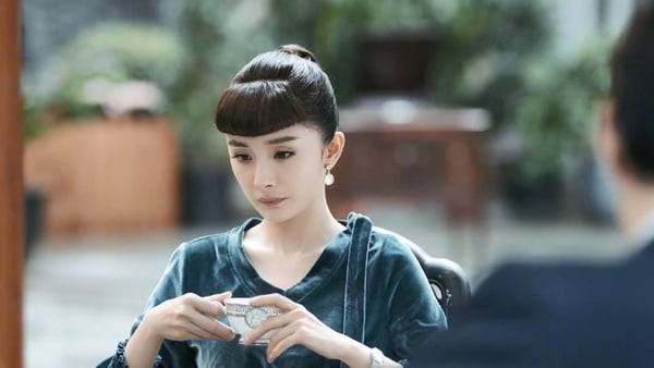 楊冪《築夢情緣》12套民國風造型！嫵媚旗袍、帥氣西裝，百變造型像在走時裝秀