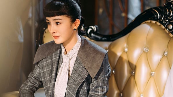 楊冪《築夢情緣》12套民國風造型！嫵媚旗袍、帥氣西裝，百變造型像在走時裝秀