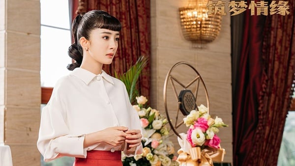 楊冪《築夢情緣》12套民國風造型！嫵媚旗袍、帥氣西裝，百變造型像在走時裝秀