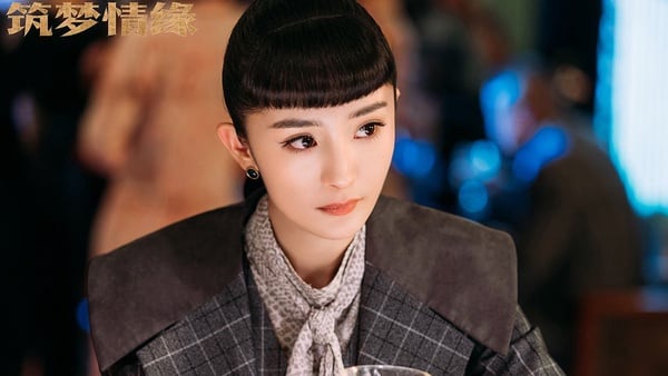 楊冪《築夢情緣》12套民國風造型！嫵媚旗袍、帥氣西裝，百變造型像在走時裝秀