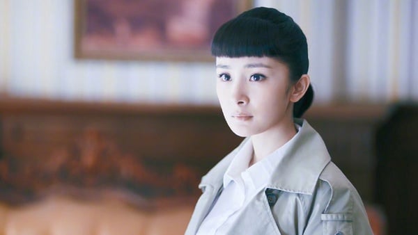楊冪《築夢情緣》12套民國風造型！嫵媚旗袍、帥氣西裝，百變造型像在走時裝秀
