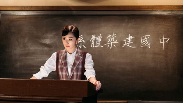楊冪《築夢情緣》12套民國風造型！嫵媚旗袍、帥氣西裝，百變造型像在走時裝秀