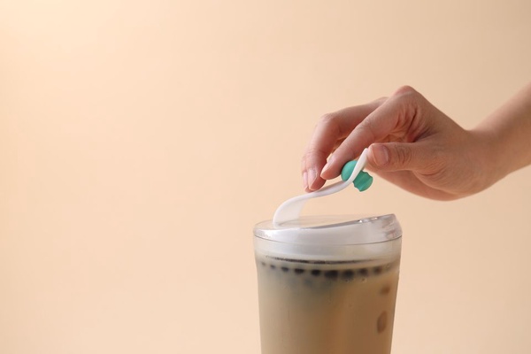 「FLOAT漂浮珍奶杯」預計這天開賣！沒吸管也不用湯匙吃珍珠的「FLOAT漂浮珍奶杯」以後再用吸管都是藉口！