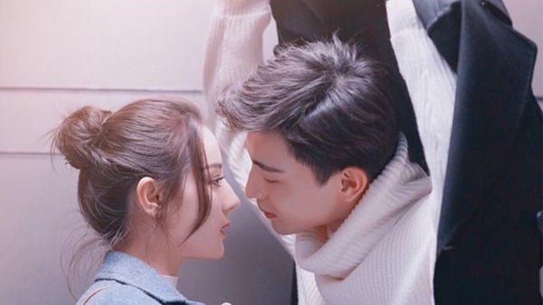 《我只喜歡你》喬默CP「沙發吻」讓人全程姨母笑！陸劇9對CP經典吻戲他佔了兩部