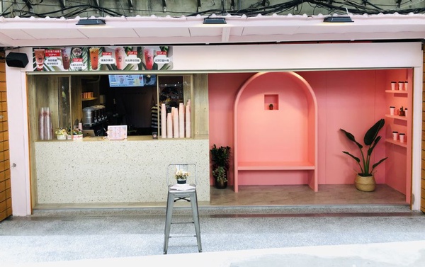 網美級打卡店再加一，「抿茶原葉奶蓋茶專門」開幕，超浪漫粉紅店面絕對要來拍照打卡！
