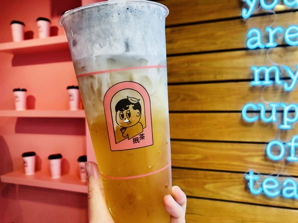 網美級打卡店再加一，「抿茶原葉奶蓋茶專門」開幕，超浪漫粉紅店面絕對要來拍照打卡！