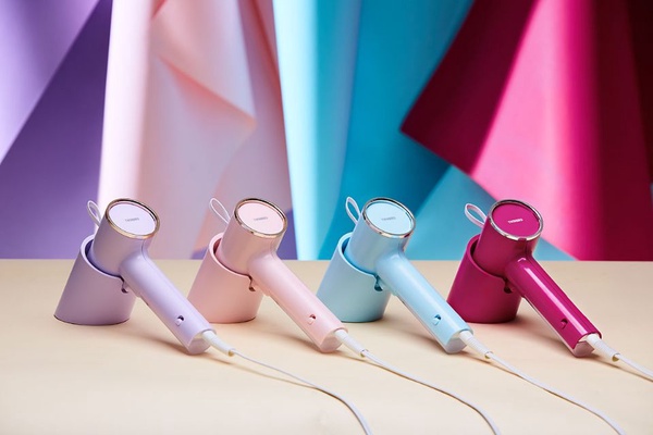 日本「TWINBIRD掛燙機」推出絕美新色:櫻花粉、粉藍、丁香紫，絕美外型CP值超高！網評：「比吹風機更輕巧！」