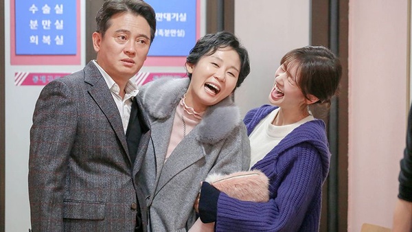 《她的私生活》浮誇嚴館長超搶戲！演庭沼珉、朴寶劍媽媽，堪稱韓劇最強綠葉