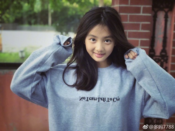 黃多多13歲顏值狂飆！記得黃磊懂事女兒嗎，不留神就長成大長腿姑娘了