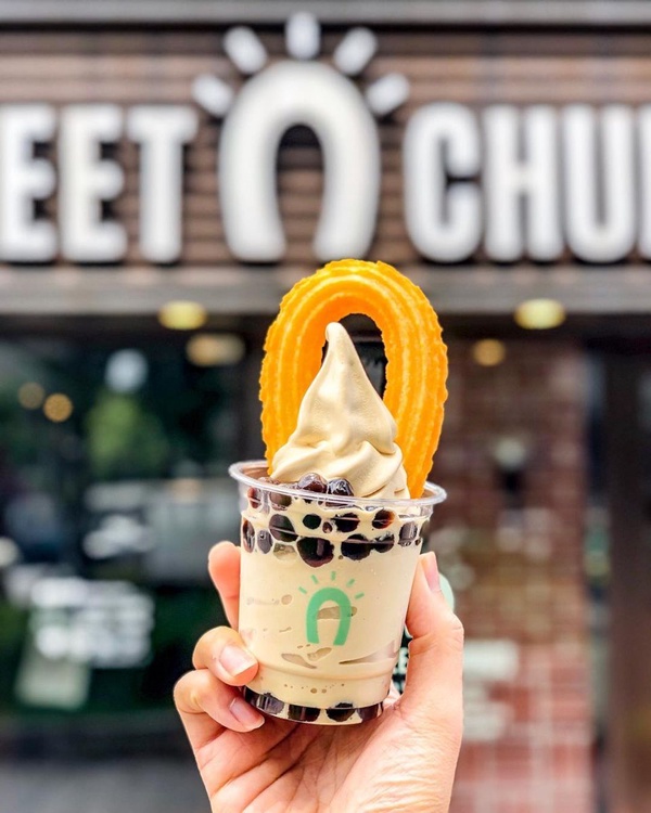 Street Churros「珍奶吉拿圈」回歸啦！濃厚系的珍奶霜淇淋，配上現炸吉拿圈，混搭滋味讓人好滿足