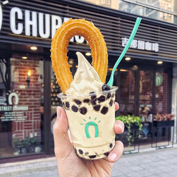 Street Churros「珍奶吉拿圈」回歸啦！濃厚系的珍奶霜淇淋，配上現炸吉拿圈，混搭滋味讓人好滿足