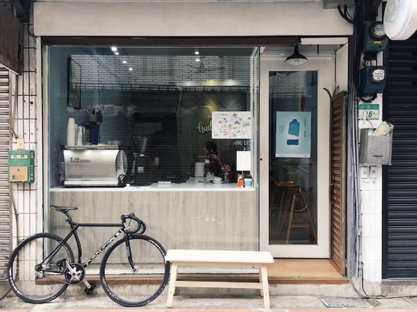 赤峰街推薦人氣咖啡店「Hudson coffee」，咖啡+自家製甜甜圈打造IG最好拍甜點組合