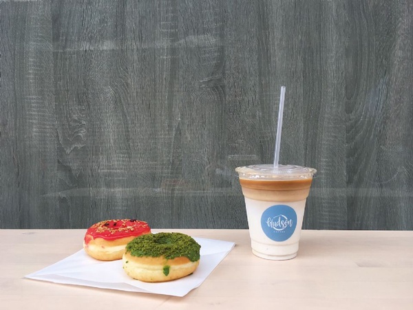 赤峰街推薦人氣咖啡店「Hudson coffee」，咖啡+自家製甜甜圈打造IG最好拍甜點組合