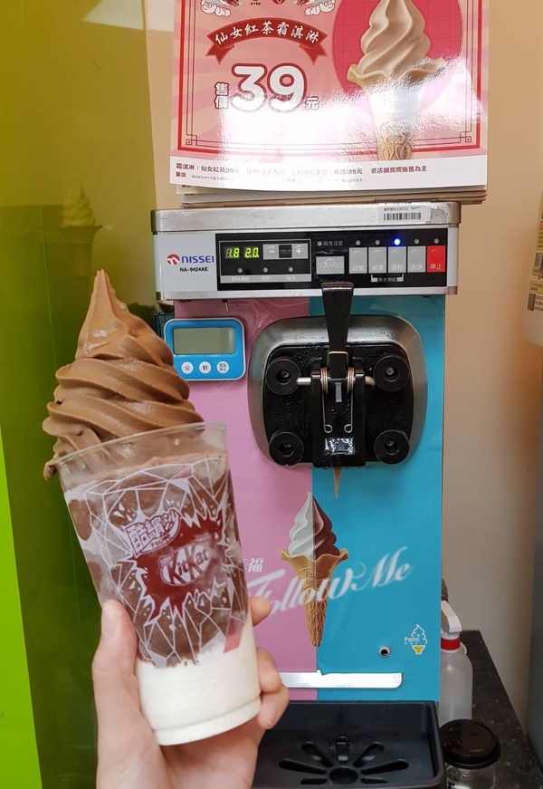 全家熱門冰品新吃法！「仙女紅茶霜淇淋＋KitKat酷繽沙」無敵霜沙，濃郁茶香加巧克力，迸出新滋味！