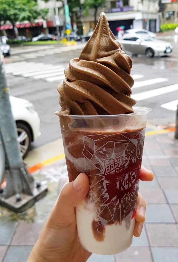 全家熱門冰品新吃法！「仙女紅茶霜淇淋＋KitKat酷繽沙」無敵霜沙，濃郁茶香加巧克力，迸出新滋味！