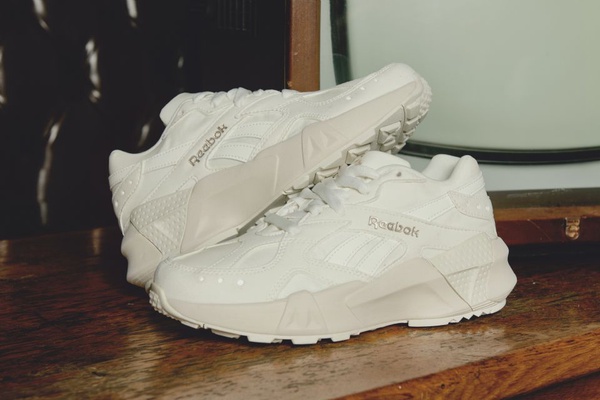 小白鞋變成「奶白鞋」，更時髦、更有氣質了！NIKE、New Balance、Reebok、adidas Originals的新品都好燒~