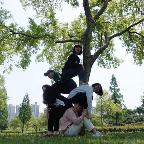 團體照這樣拍才有梗！跟著韓國網友的搞笑創意動作，別再只會一字排開比ya啦！