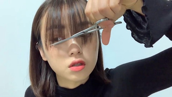 Jennie、吳謹言都剪了！2019大勢的「娃娃瀏海」，韓妞超簡單剪法教學！