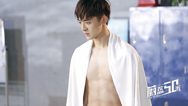 這10位男星都是隱藏版肌肉男神！鄧倫、張彬彬、趙志偉各個穿衣顯瘦、脫衣有肉