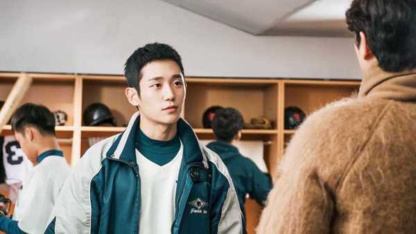 《春夜》話題度勝過《她的私生活》！丁海寅合作多位女神，讓孔劉、李鍾碩都懼怕的國民初戀臉